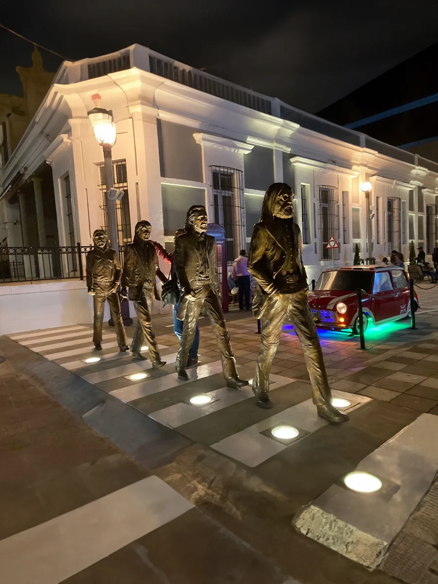 Estatuas de Los Beatles en callejón Liverpool del centro histórico de Mazatlán, Sinaloa